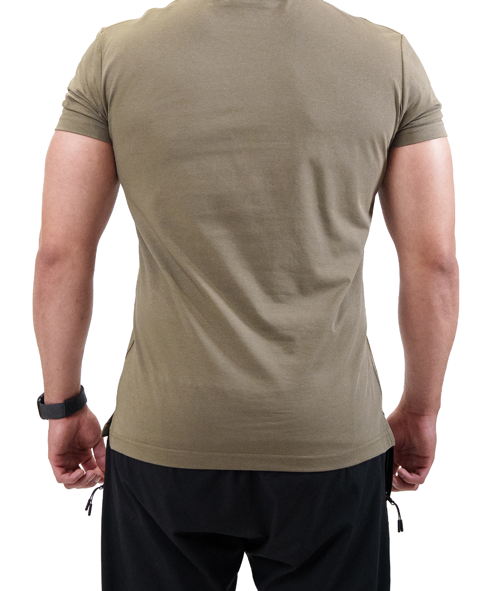 Playera Slim Fit Caqui Fyze, vista de espalda