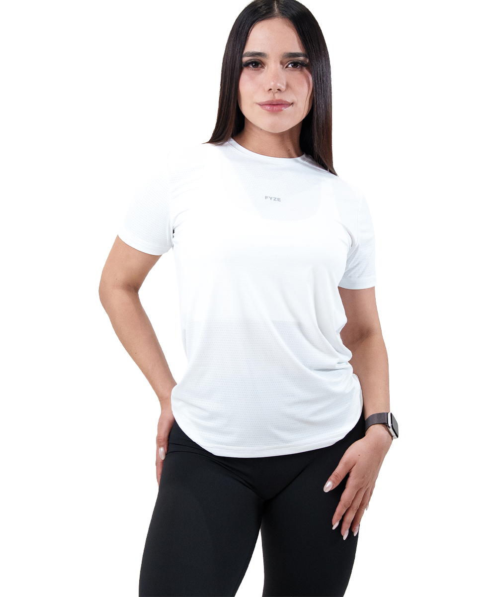 Playera Fly Fit Blanca Fyze para mujer, vista de frente