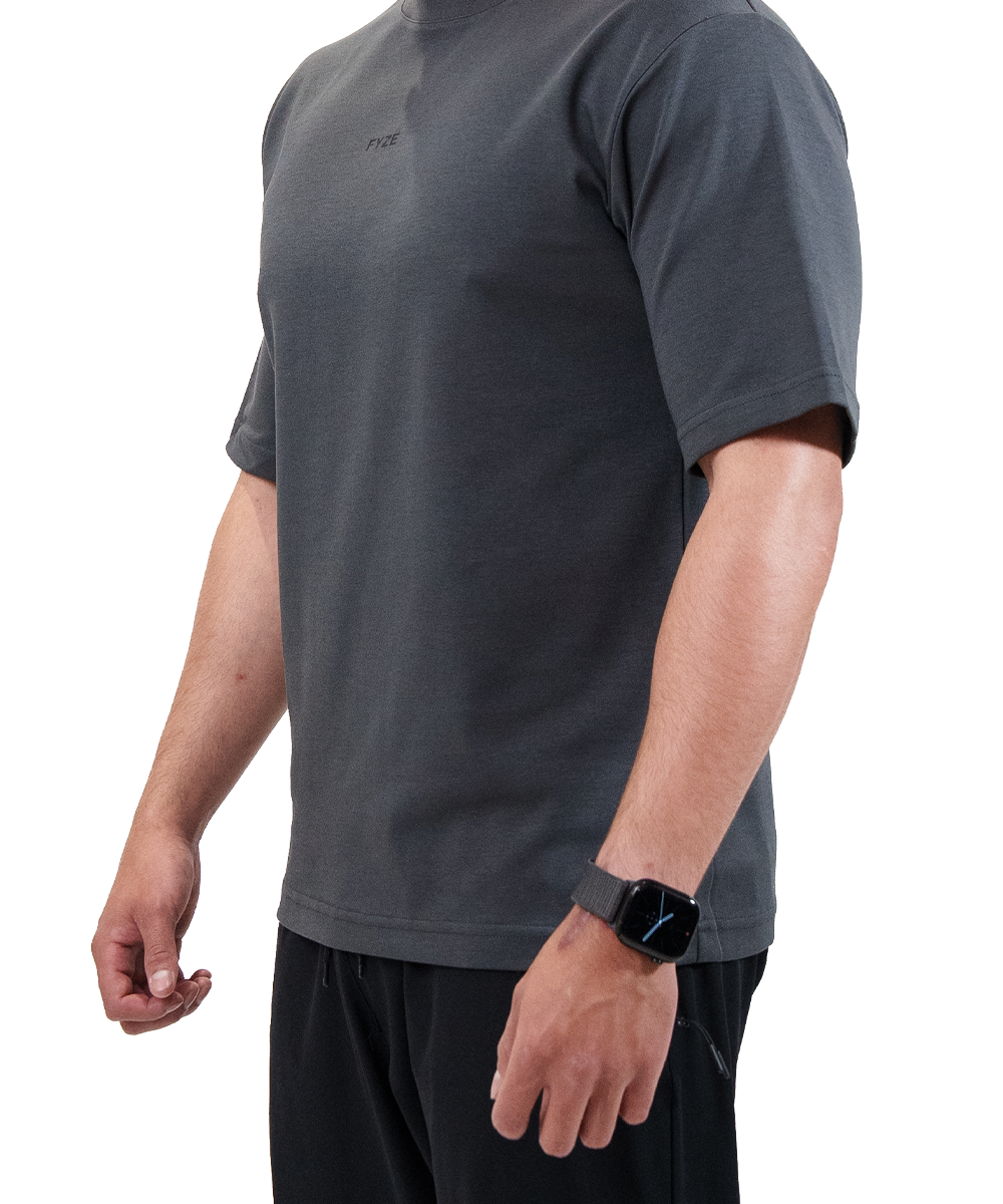 Playera Boxy Gris Oscuro Fyze, vista lateral
